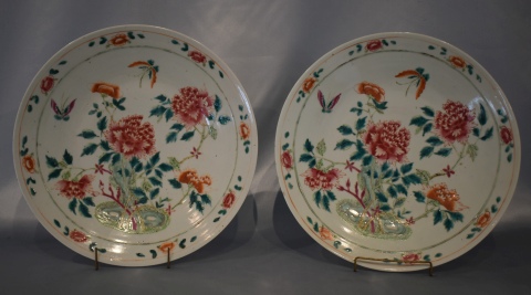 Dos platos de porcelana china. Dimetro: 34, 5 cm.