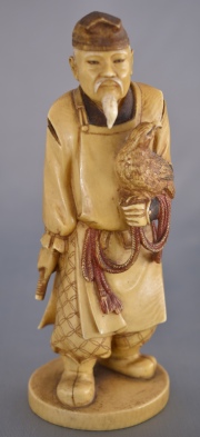 ADIESTRADOR DE AGUILAS, figura de marfil tallado y policromado. Japn, poca Mei Ji, 1868 - 1912 Alto: 15 cm.