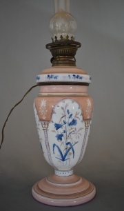 LAMPARA QUINQUE, de opalina blanca y rosa con decoracin floral. Con fanal. Alto: 39 cm.