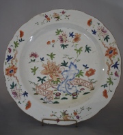 PLATO CHINO, de porcelana Famille Rose. Con decoracin de flores y hojas polcromas. Borde con cachaduras. Dimetro: 39