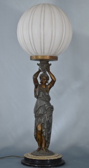 Lmpara, figura femenina en petit bronce. Con tulipa. 57 cm.