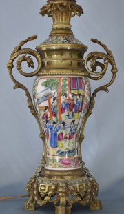 Vaso chino transformado en lmpara, decoracin de personajes. Alto: 44 cm.