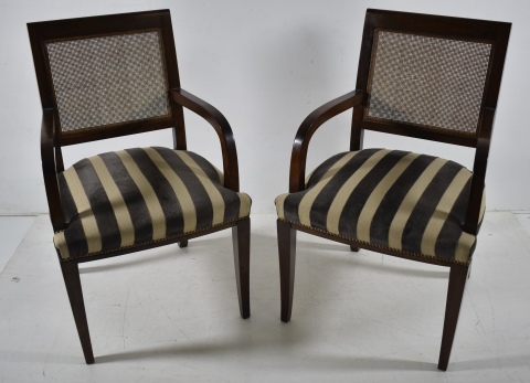 Par sillones estilo ingls, espaldo esterillado, asientos tapizados.