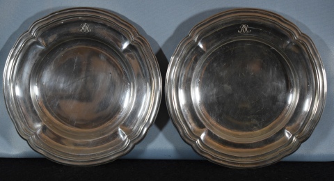 Ocho platos para pan de plata 925. Con monograma AA. Dimetro: 16 cm. Peso: 1,896 kg.