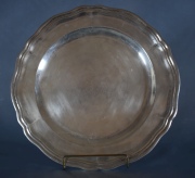 Plato Chileno circular de plata, bode ondeado. Dimetro: 28,5 cm. Peso: 575 gr.