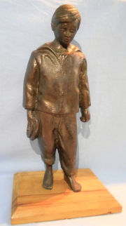 NIO, escultura de bronce con base de madera. Alto apro. 40 cm.