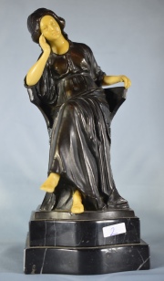 Figura de mujer sentada, escultura en petit bronce. Pequeo restauro. Base de mrmol escalonada. Alto total: 23 cm.
