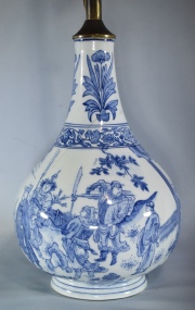 Vaso chino de porcelana blanca y azul con fisura. Alto vaso: 26 cm.