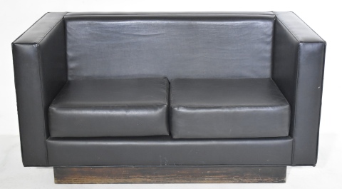 Pequeo sofa de cuerina negro. Pequeos desperfectos. Frente: 121 cm.
