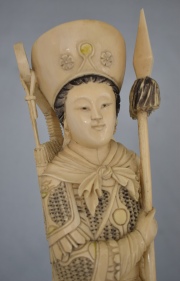 Dos Figuras chinas en marfil. Dama con lanza y Caballero con espada. Peq. restauro. Alto: 35,5 cm. En estuches.