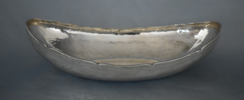 CENTRO OVAL, de plata peruana lisa y moldurada, ttulo Sterling 925. Largo: 24 cm. Peso: 201 gr.