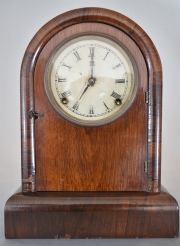 Reloj de mesa, caja de madera, con pndulo y llave.