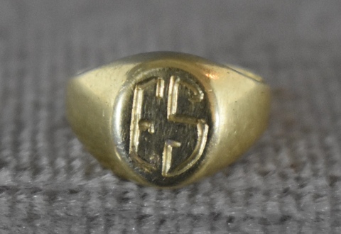 ANILLO DE ORO, con iniciales E.S. Contraste de oro 18 K. Peso: 3 gr. Dimetro: 1,5 gr.