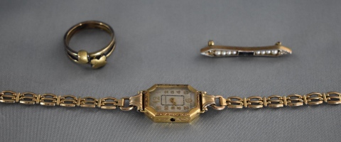 Tres piezas: RELOJ DE DAMA SUIZO, caja de oro octogonal con punzn 18 K, cierre gold Filled y malla de eslabones con fal