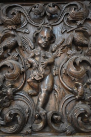 GRAN GABINETE DE ESTILO RENACIMIENTO, de roble y nogal profusamente tallado en altorrelieve con ornamentacin de ngeles