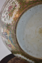Gran centro porcelana china con pedestal. Alto: 23 cm. Dimetro: 59 cm. Alto pedestal: 51 cm.