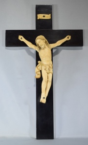 CRISTO DE GOA, de marfil profusamente tallado, cruz de bano. Alto de cristo: 24 cm.