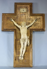 CRISTO DE MARFIL, profusamente tallado. Alto cristo: 31cm.