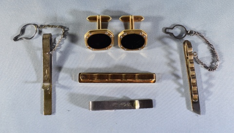 Gemelos de metal dorado y 4 sujetas corbatas (3 ttulo 900) Total 6 Piezas.