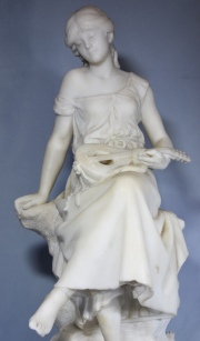 JOVEN SENTADA CON MANDOLINA, escultura de mrmol firmada en la base Auguste Moreau. Pie Restaurado. 58 cm.