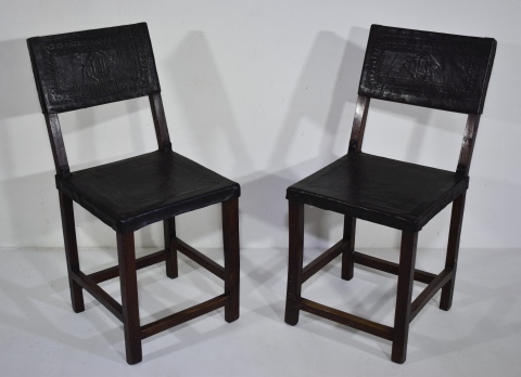 Dos sillas rsticas tapizadas en cuero.