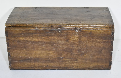 Arcn antiguo en madera de cedro, con cierre de hierro. Mide: 50x90x46 cm.