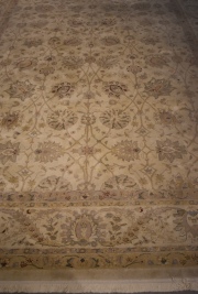 Carpeta estilo persa, fondo beige. Mide: 324 x 240 cm.