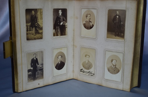 ANTIGUO ALBUM DE FOTOS. Conteniendo 109 fotografas, Carte de Visite, aos 1865 a 1875, con diversas figuras. Fotgrafos