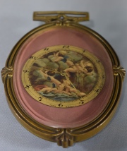 RELOJ SUIZO DE COLGAR, marco de bronce dorado. Cuadrante con nmeros arbigos y decoracin de ngeles. Alto: 12 cm.