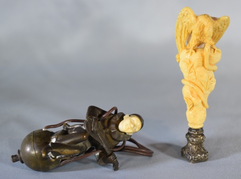 SELLO y TIMBRE, el primero de marfil tallado en forma de guila y serpiente. El segundo representa a Pierrot. 2 piezas.