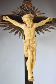 CRUCIFIJO, Cristo de marfil finamente tallado. Cruz de madera con potenzas y rfagas de plata cincelada. Con base. Alto