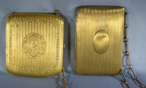 VANITY Y MONEDERO, de bronce dorado y cincelado. Uno con monograma.
