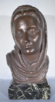 Busto de Mujer firmado Buigues, base de mrmol. Alto: 19 cm