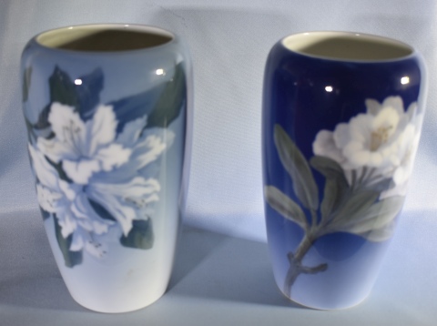 Dos Vasos decoracin floral Royal Copenhagen, distintos. Alto: 18 y 18,7 cm.