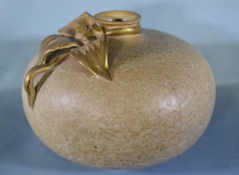 Vaso ovoide con decoracin de hojas, Gouda. Alto: 10,5 cm.
