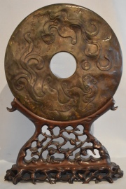 GRAN DISCO DE JADE, con base de madera. Dimetro: 24,5 cm.
