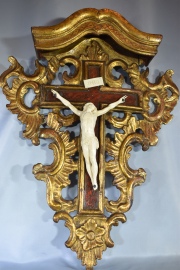 CRUCIFIJO, Cristo de marfil tallado, fisuras y restauros, faltante en el pie. Gran cruz de madera tallada. Alto 58 cm.
