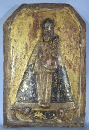 Virgen y El Nio, talla en madera dorada. Desperfectos. Mide: 19 x 12 cm.