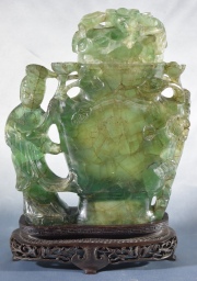 Talla de raz de esmeralda, peq. deterioros. Alto: 22 cm. Alto con base: 26,5 cm. China, circa 1900.