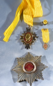 ORDEN FRANCISCO DE MIRANDA, condecoracin y medalla venezolanas. Con dos distintivos. Total 4 piezas. En estuche origina