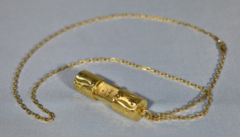 RELOJ PENDIENTE, de bronce dorado y cincelado. Con cadena. Marca Cartier, rplica. Alto: 4,7 cm.