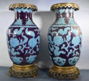 Par de vasos chinos con esmalte turquesa. Montura de bronce. Restauros. Alto 48 cm. Ex. Coleccin Lamarca Guerrico.