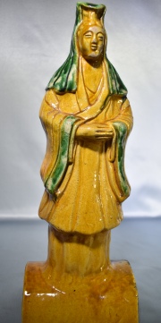 Teja china Personaje, cermica con esmaltes ocre y verde. 39 cm.