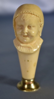 Sello de marfil con cara de beb. Alto: 9.5 cm.