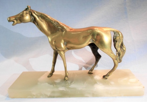 CABALLO, escultura en bronce con base de mrmol. Frente: 22 cm. Alto: 15 cm. Alto total: 17 cm.