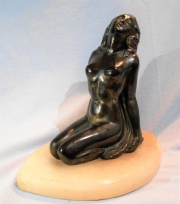 MUJER MIRANDO AL CIELO, escultura en petit bronce. Con base de mrmol. Frente: 12,5 cm. Alto escultura: 16 cm.