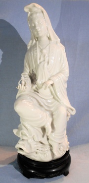 FIGURA CON CORONA, de cermica blanc de chine. Al dorso inscripcin San Agustn. Alto: 31 cm.