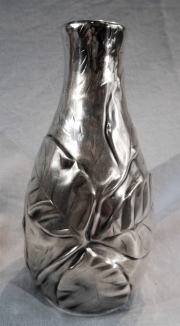 PEQUEO VASO TIFFANY ART NOUVEAU, de plata con decoracin de hojas en relieve, cuello angosto, peso 174 gr.