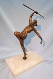 DIANA CAZADORA, escultura en bronce, firmada UNO, con base de mrmol. Alto: 28 cm.