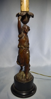 DAMA, lmpara con escultura en petit bronce con base de madera. Alto total: 50 cm.